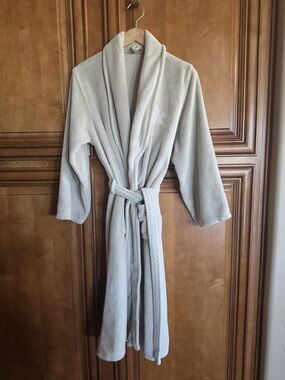 S.P.A. The SWAG Logo Plush Light Cream Bathrobe Belt Pockets Luxury EUC